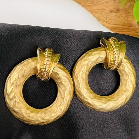 Earrings PEP Erwin Pearl Door Knocker Runway Brushed Matte Glam Gold Dangle Clip - Picture 1 of 8